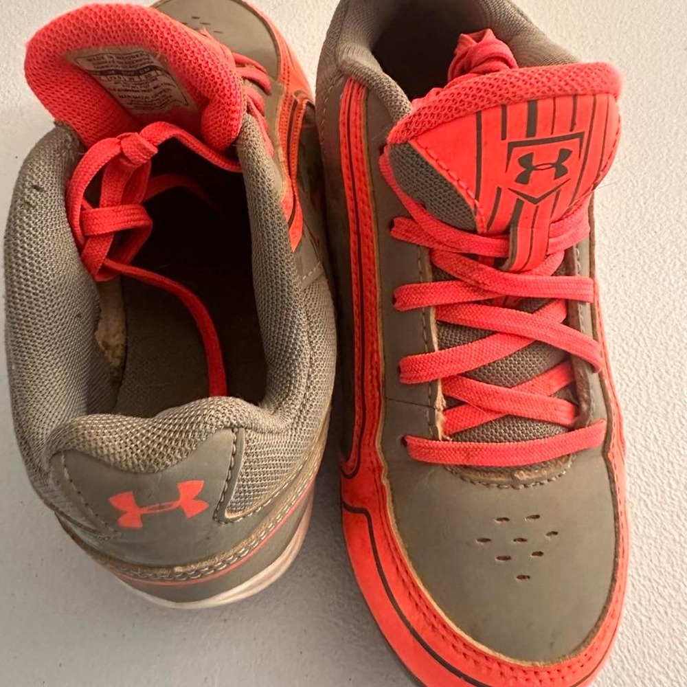Under Armour Kids soccer cleats size US 1Y